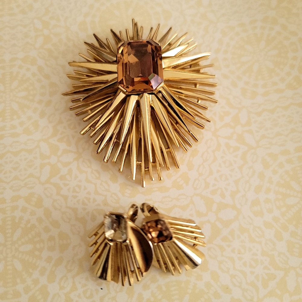 Trifari Large Golden Vintage Brooch With Matching Clip On Earrings Gold Brown